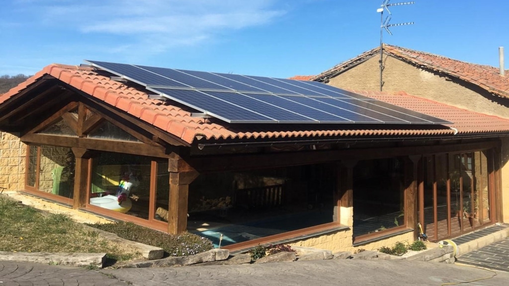 Instalación fotovoltaica en vivienda en pueblo de León