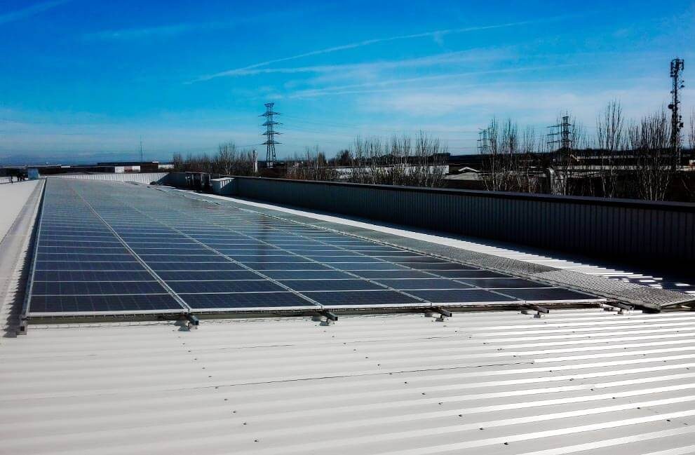 Instalación fotovoltaica en superficie comercial en Lleida