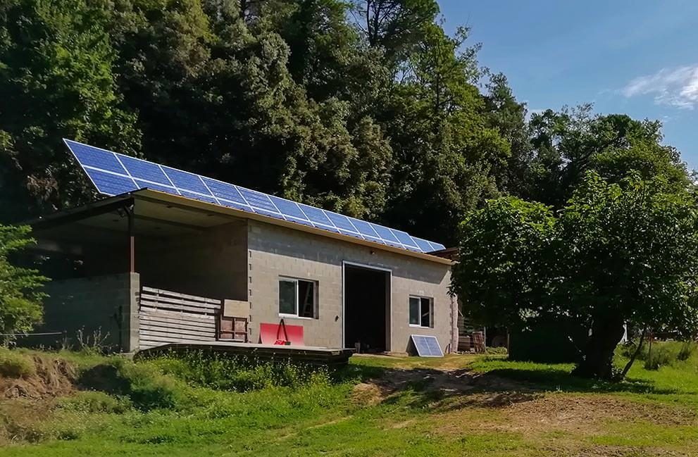 Instalación fotovoltaica aislada en casa de Campo en Girona