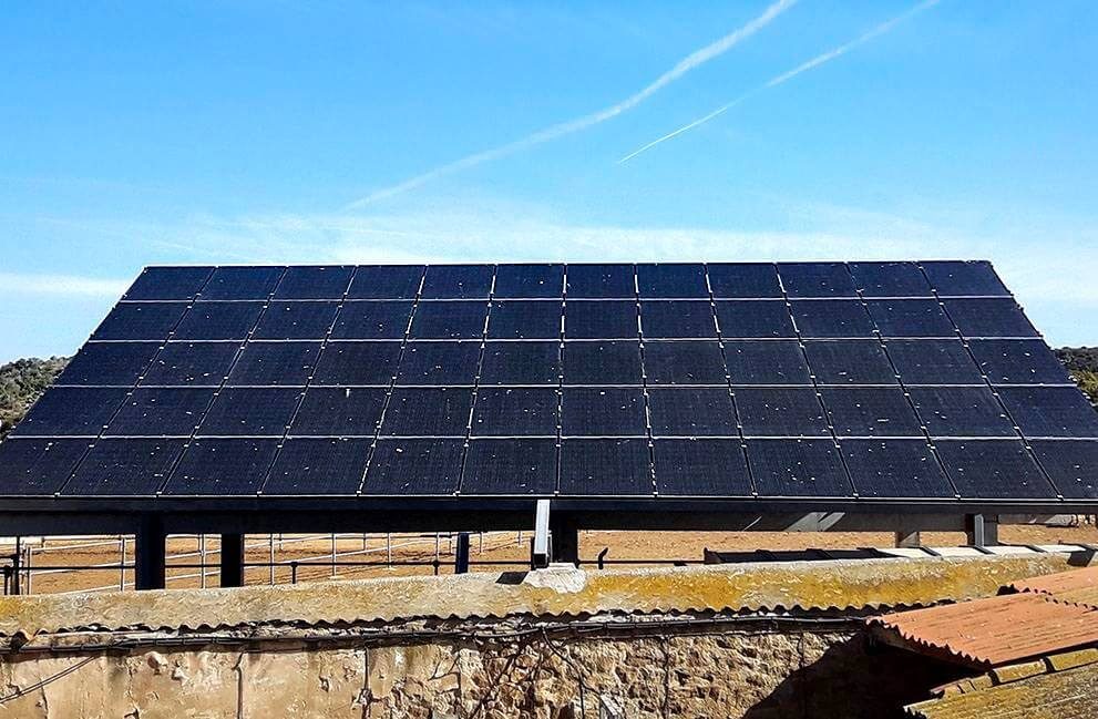 Instalación fotovoltaica en granja aislada de la red en Agramunt