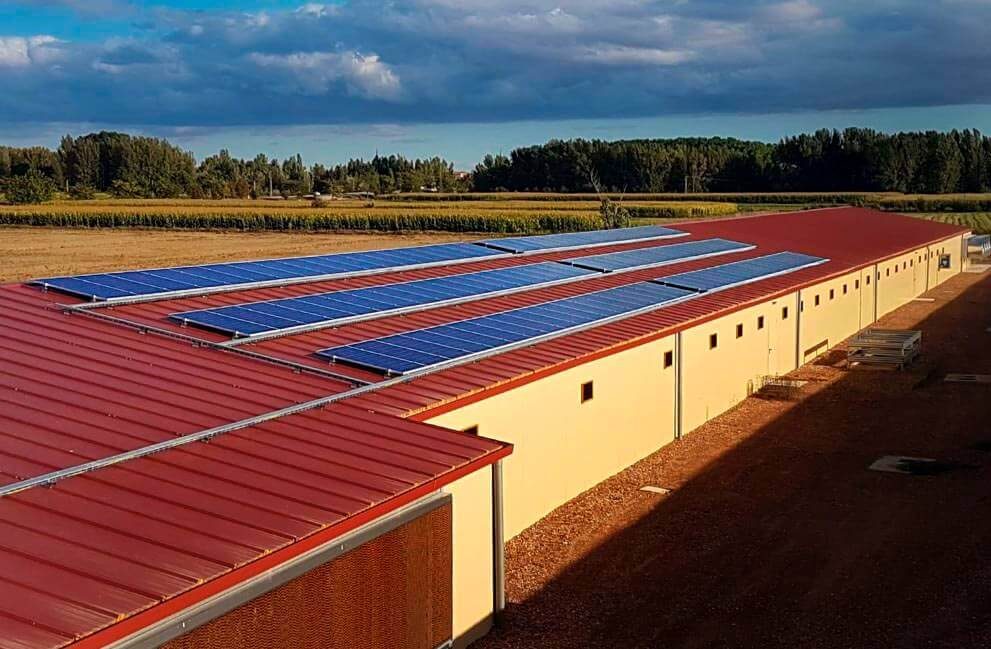 Instalación fotovoltaica en granja avícola aislada de León