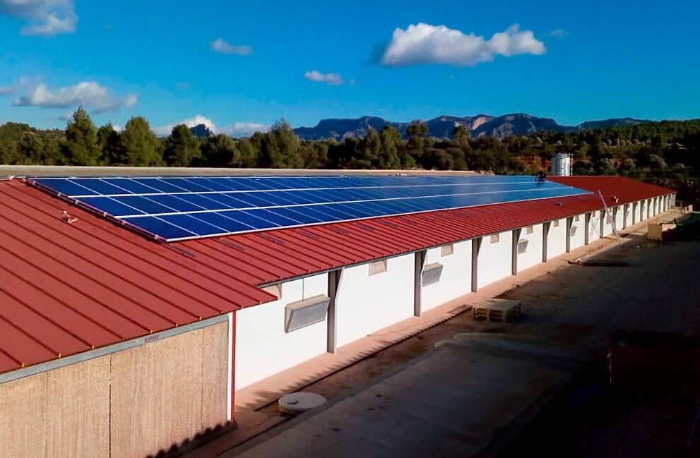 Instalación fotovoltaica en granja aislada de la red en Teruel