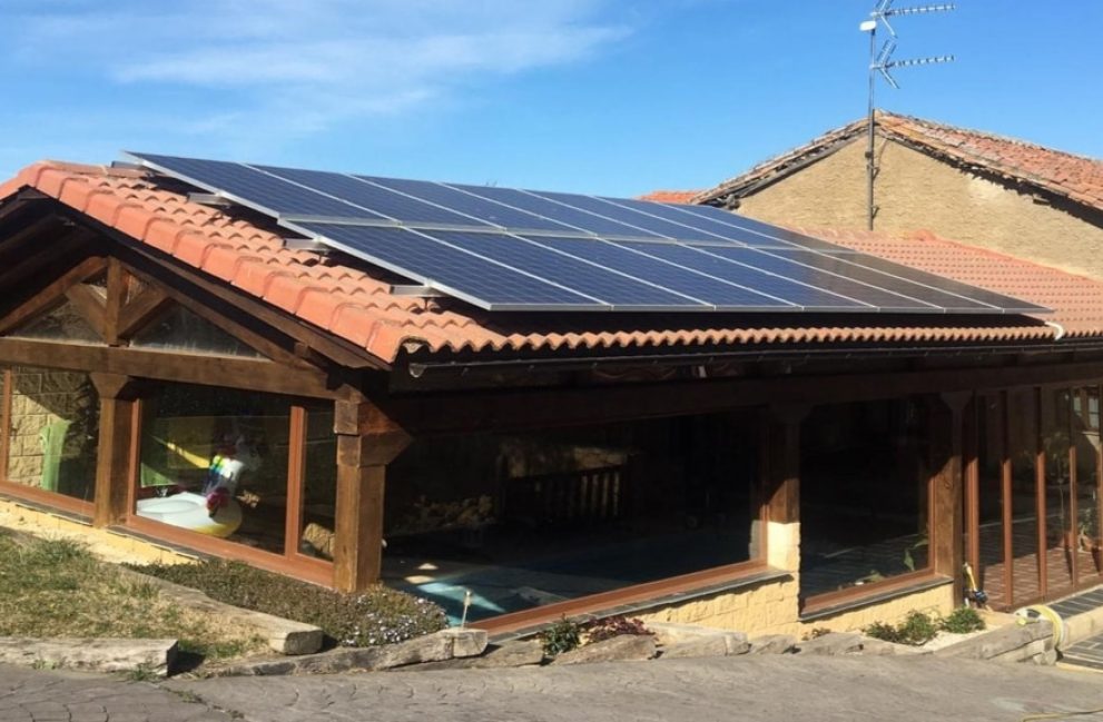 Instalación fotovoltaica en vivienda en pueblo de León