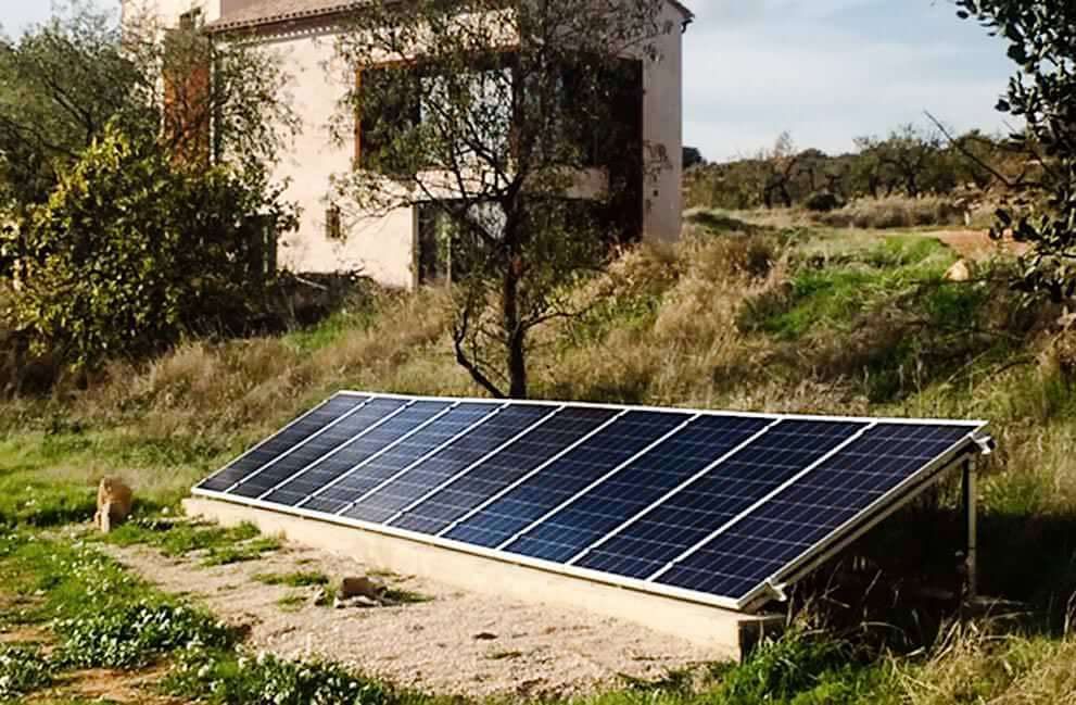 Instalación fotovoltaica y fototérmica aislada de la red en casa de campo en Cretes 1