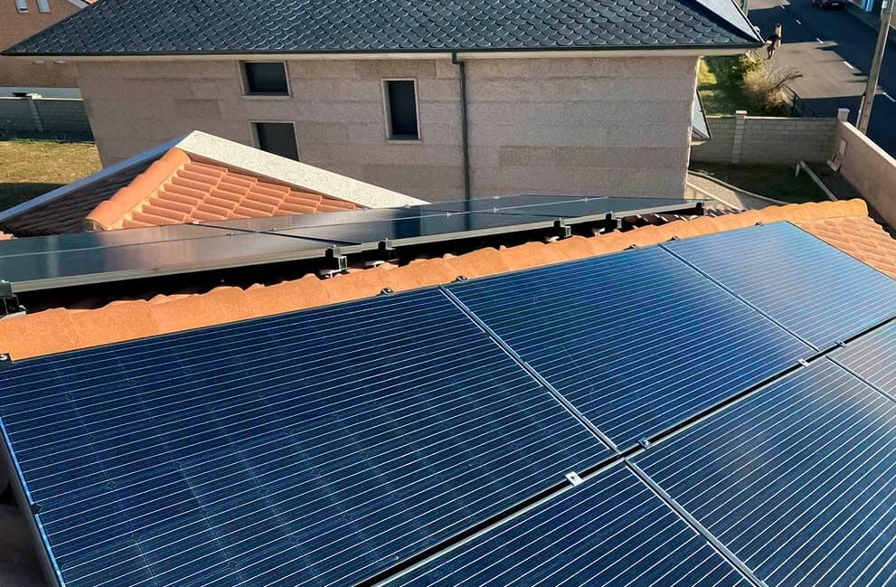 Instalación fotovoltaica con aerotermia en vivienda unifamiliar en Las Lomas 1