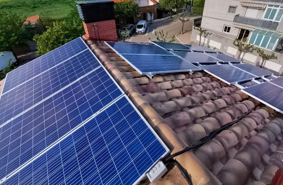 Instalación fotovoltaica y fototérmica en vivienda en Corró d’Avall